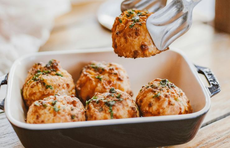 teglia da forno con dentro delle polpette