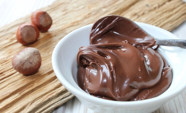 Crema di cioccolato in una ciotola