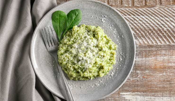 Piatto con risotto agli spinaci e formaggio