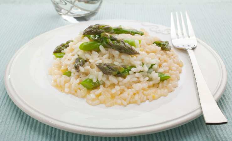 risotto con asparagi in piatto bianco