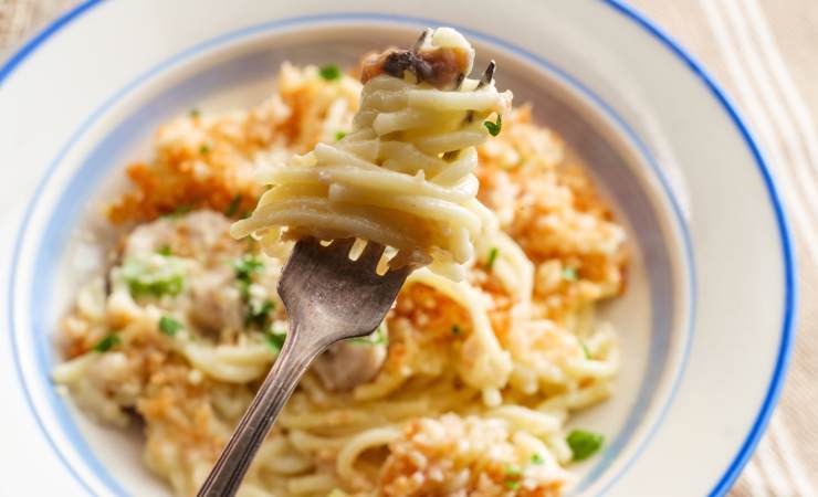 piatto di spaghetti con pane