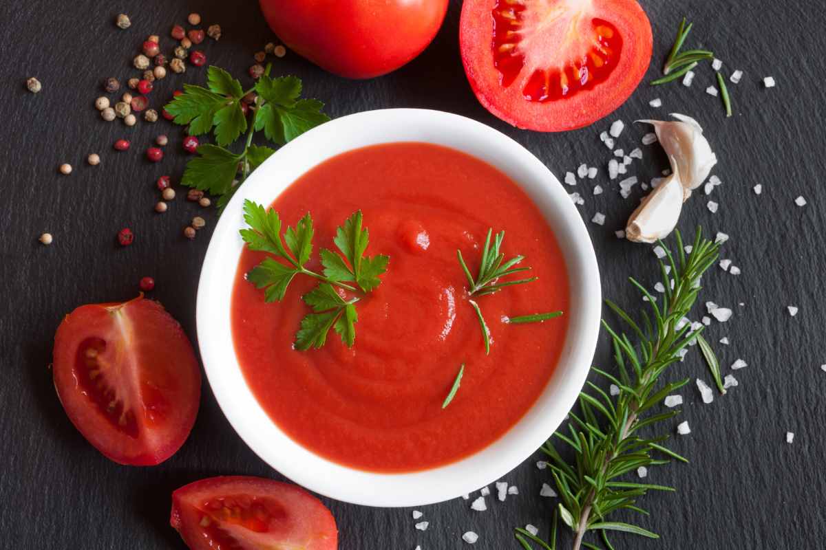 passata di pomodoro in una ciotola