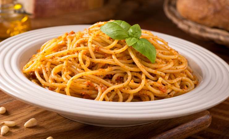 spaghetti in un piatto con basilico