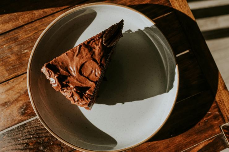 fetta di torta al cacao in un piatto