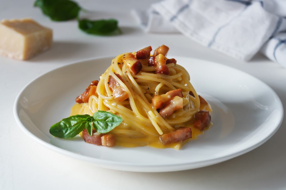 spaghetti alla carbonara in un piatto