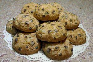 piatto peno di cookies con gocce al cioccolato