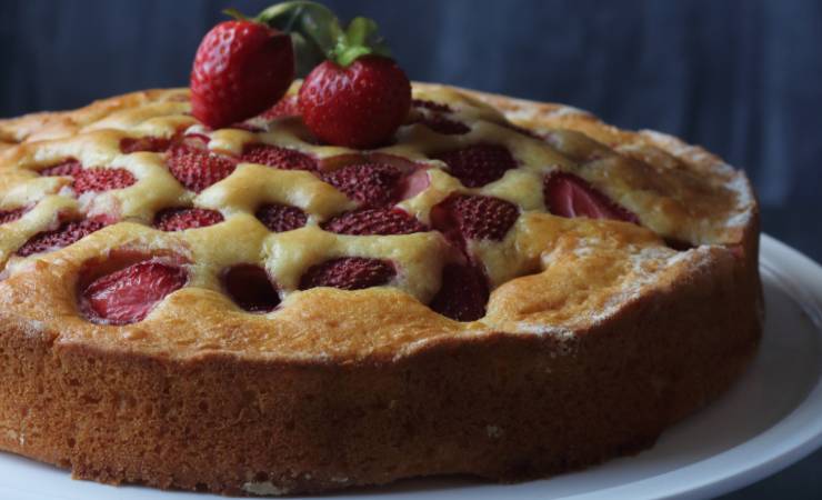 torta alle fragole su vassoio