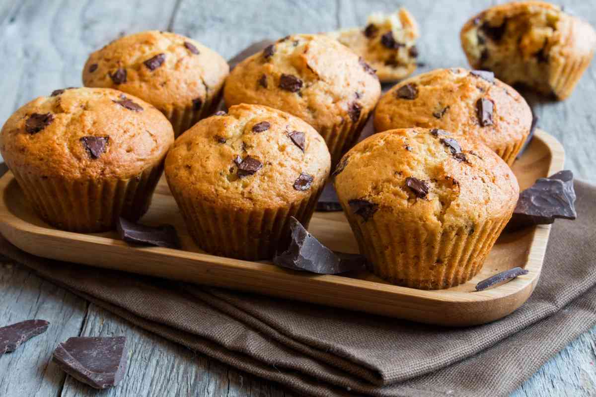  6 muffin con gocce di cioccolato su una teglia